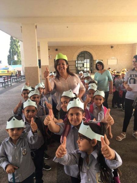 بالصور : عودة طلبة البطريركيه اللاتينيه الى مقاعد الدراسه اليوم 